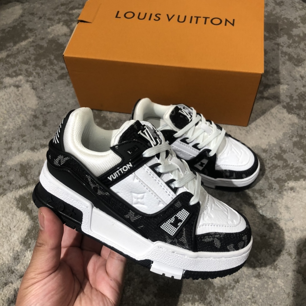 Children's shoes child